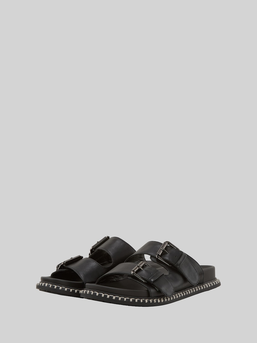 Flache Sandalen mit Verschluss-Schnallen von Women, black